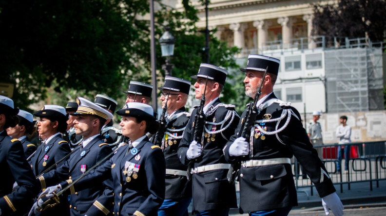 Huit gendarmes de la G-ARM défilent avec le peloton de la Direction générale de l'armement