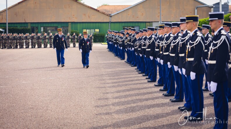 Agrandir l'image le majro général de la gendarmerie salut la promotion rassemblée au garde à vous