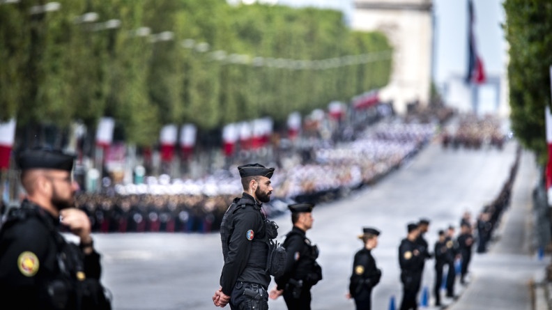 Agrandir l'image Gendarmes mobiles sécurisant le défilé du 14 juillet.