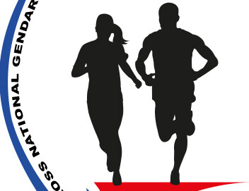 Agrandir l'image Partie centrale du logo du cross national gendarmerie, sur fond blanc, avec à droite la silhouette noire vue de face d'un homme qui courre et au milieu celle d'une femme qui courre; à gauche une bande bleue et l'appellation "cross national gendarmerie". Sous les pieds des coureurs une bande rouge