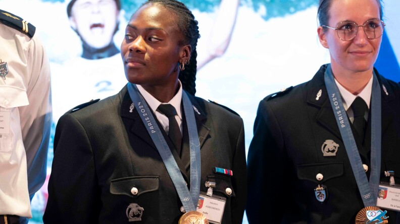 Portrait en buste de Clarisse Agbegnenou et Lisa Barbelin, c&ocirc;te &agrave; c&ocirc;te, en vareuse, arborant autour du cou leur m&eacute;daille Olympique.