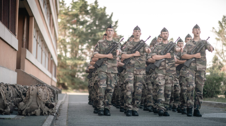 &Eacute;l&egrave;ves-officiers marchant et chantant en ordre serr&eacute;.