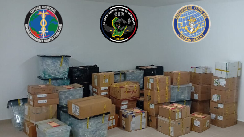 Des dizaines de cartons sous scell&eacute;s dans le coin d'une pi&egrave;ce aux murs blancs. Sont apos&eacute;s en hauteur les rondaches de l'Office central de lutte contre les atteintes &agrave; l'environnement et &agrave; la sant&eacute; publique, du groupe interminist&eacute;riel de recheches de Cayenne, et du commandant de la gendamerie d'outre mer