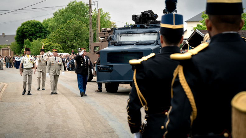 Agrandir l'image Autorités saluant les troupes et marchant devant un Centaure.