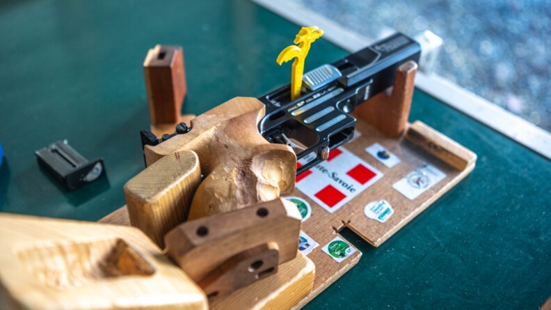 L'arme de Gaëlle Edon qu'elle a, elle même pensé pour que cela soit le plus ergonomique possible. La cross et le support sont en bois.