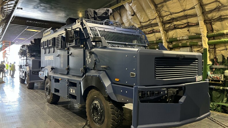 Agrandir l'image Deux centaures de la gendarmerie dans la soute d'un Antonov