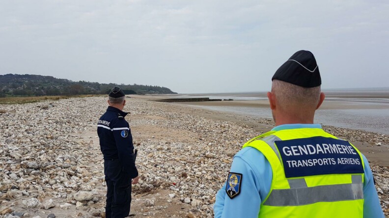 Le calme règne sur la plage de Pennedepie, entre Deauville et Honfleur. Les gendarmes y veillent, à l'instar de cette patrouille mixte de la compagnie de gendarmerie départementale de Deauville et de la gendarmerie des transports aériens de Saint-Gatien, qui vient en renfort, au regard de la baisse d’activité sur l'aéroport.