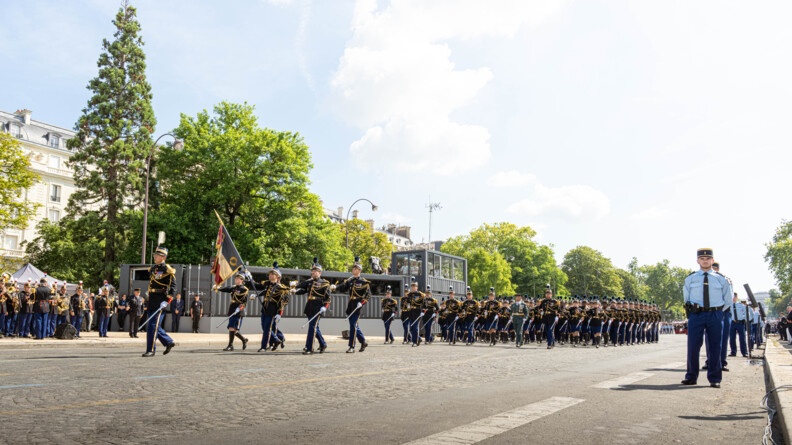 Les élèves de l'EOGN défilant sur l'avenue Foch