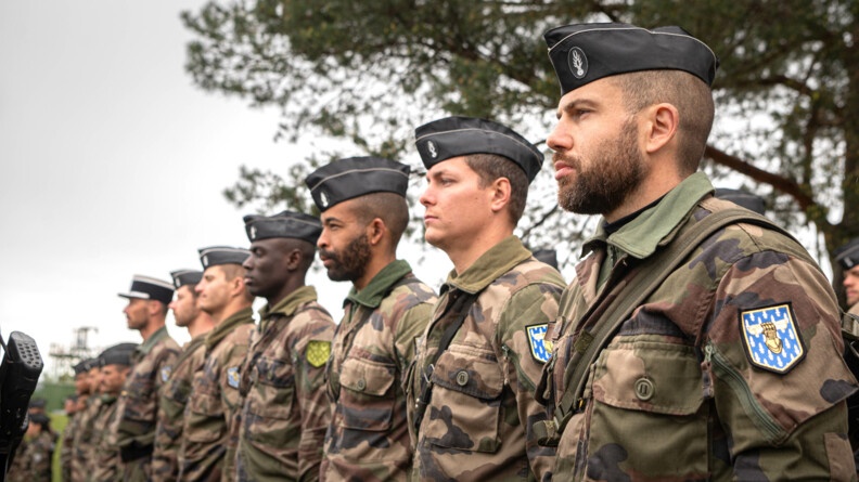 Eleves officiers du P3 au garde à vous durant la cérémonie de remise des brevets
