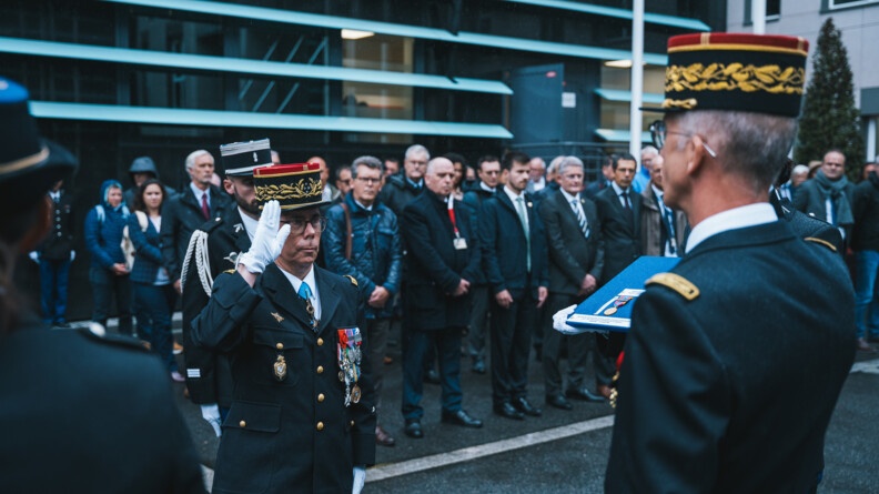 Le général de corps d'armée André Petillot, Major général de la gendarmerie nationale, (à gauche) s'apprête à remettre l’insigne d’officier de la Légion d’honneur au général Eric Bammé, commandant de la GSAN (à droite).
