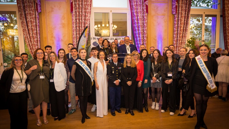 Une quarantaine de personnes, dont des jeunes, au Cercle national des Armées, entourant le major général de la gendarmerie national