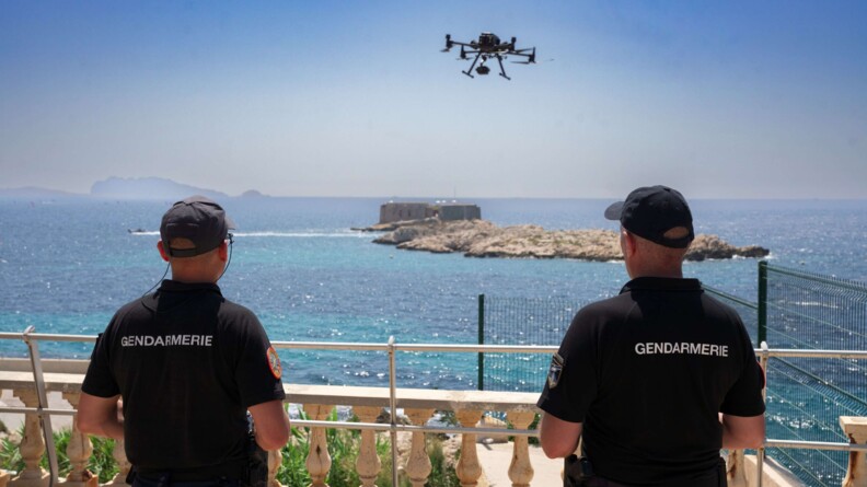 Gendarmes engageant un drone au dessus de la rade de Marseille.