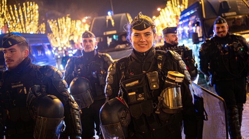 Agrandir l'image Militaires sur les champs élysées lors de la vague de refoulement.