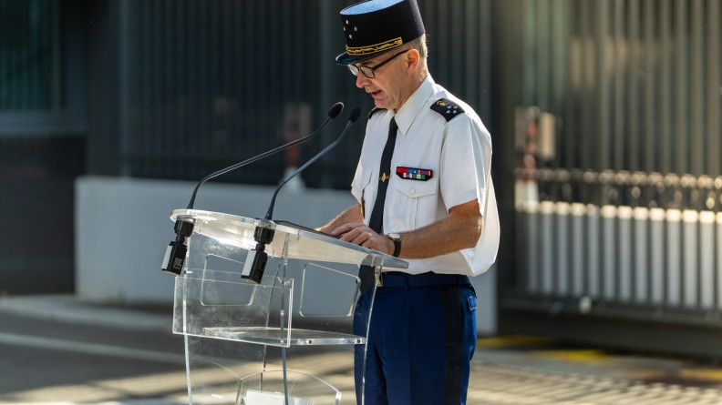 Un g&eacute;n&eacute;ral de gendarmerie fait un discours, debout, face &agrave; un pupitre, dans une cour ext&eacute;rieure, en journ&eacute;e