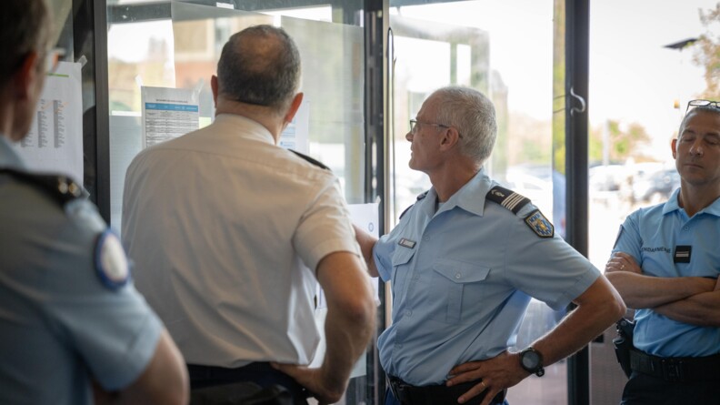 Un colonel présentant l'organisation au DGGN.