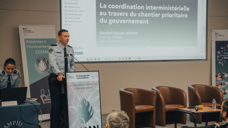 Un gendarme pr&eacute;sente un slide.