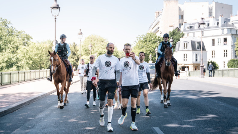 Photos de coureurs, dans les rues de paris, entour&eacute;s par deux cavaliers de la garde r&eacute;publicaine