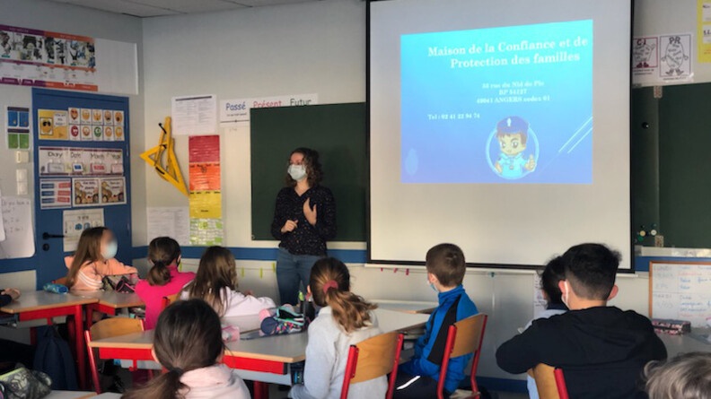 Agrandir l'image Juliette, dans un collège du Maine-et-Loire, au cours d'une opération de prévention avec la MCPF.