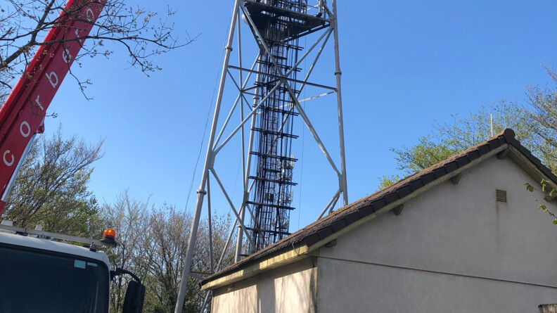 Agrandir l'image Techniciens du SCRTA et de la SOLC du GGD39 devant le relais Orange dégradé par un incendie d'origine criminelle.