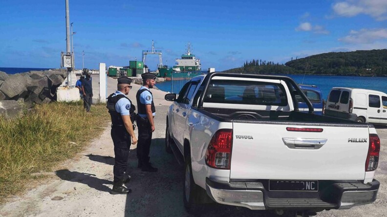 Nouvelle-Calédonie : depuis la mise en œuvre du confinement à Maré, le service de fret maritime est maintenu, avec l'arrivée des caboteurs dans le port autonome de Tadine. En appui des employés de la Province des Îles Loyauté, la gendarmerie participe à faire respecter les mesures de confinement sur cette zone, tout en rappelant les gestes barrières à adopter. Aucun passager en provenance de Nouméa, qui serait désireux de revenir sur l'une des îles, n'est transporté à bord.