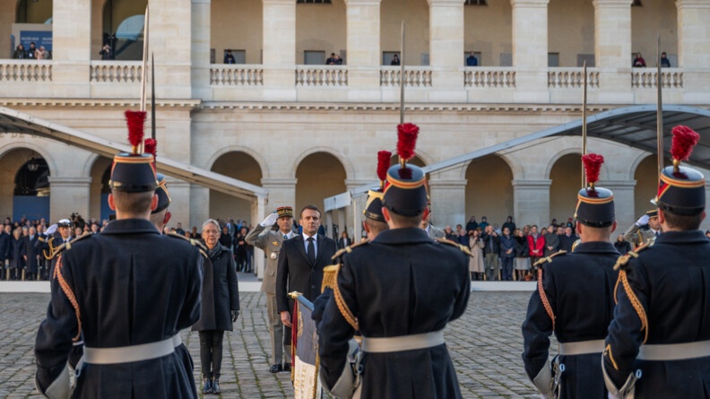 Le Président de la république au côté de la première ministre et face aux gardes républicains.