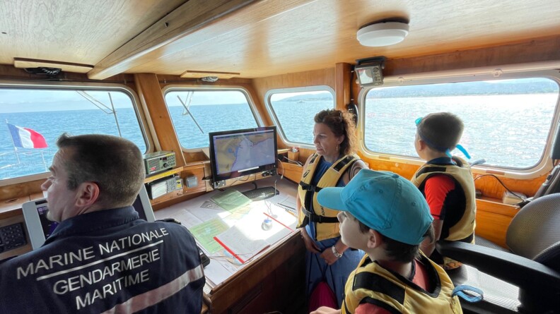 Gendarme de la GMAR sur un bateau avec les orphelins de la gendarmerie.