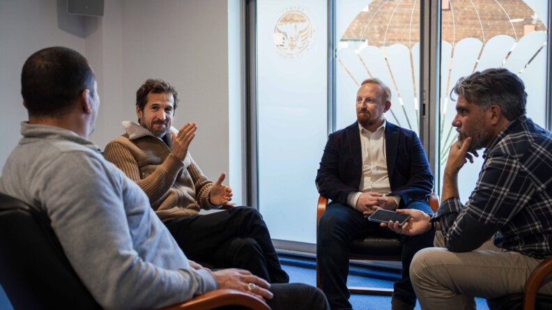 Agrandir l'image Entretien avec Thibault Lévêque, Guillaume Canet et David Corona dans les locaux du GIGN à Satory.