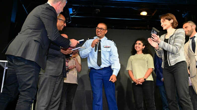 L'adjudant-chef Youssef est sur scène avec Philippe Diallo, président de la ff et Amélie Oudéa-Castéra, ministre des Sports, pour se voir remettre un prix des trophées Philippe Séguin.