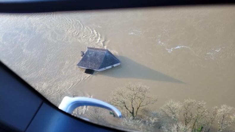 Maison submerg&eacute;e vue du ciel.