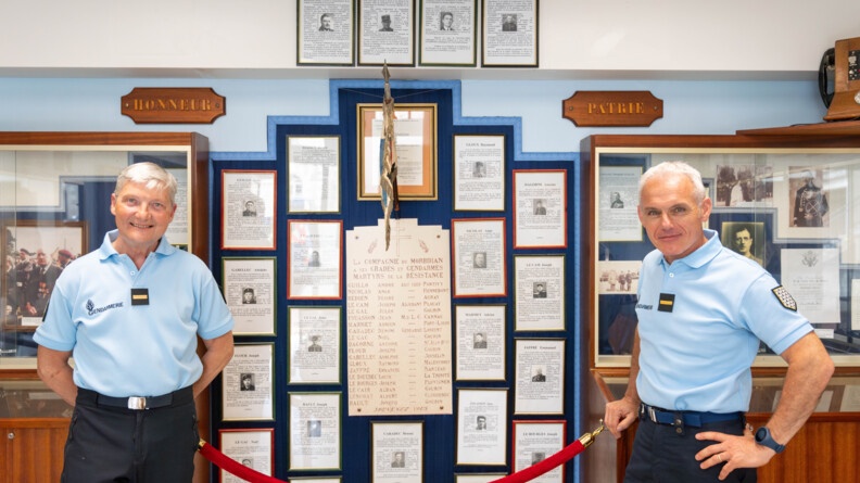 Agrandir l'image Façade principale du Musée Guillaudot avec les cadres de chaque gendarmes résistants ayant effectués des exploits dans le Morbihan.