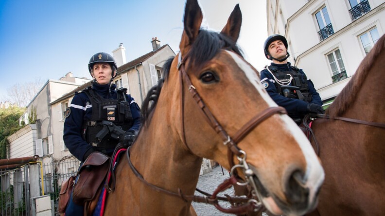 Cavaliers de la Garde Républicaine veillant au respect du confinement.