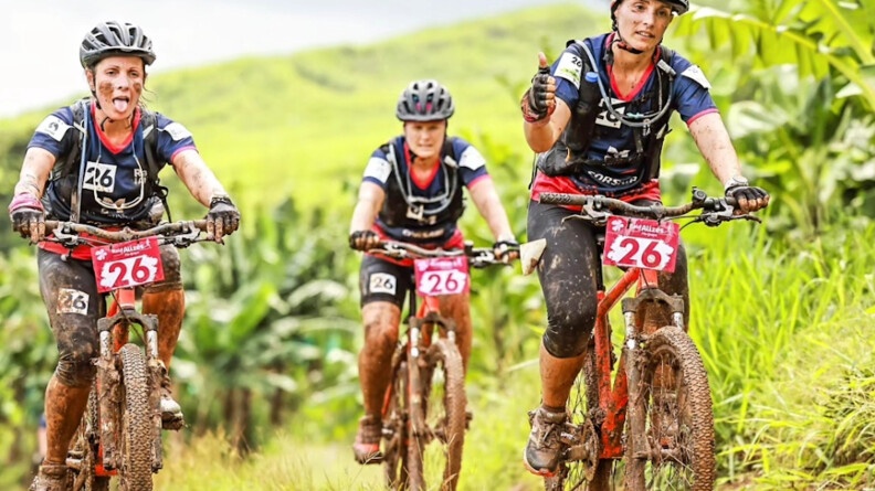 Am&eacute;lie, St&eacute;phanie et Florence gravissent une c&ocirc;te en VTT lors du Raid des Aliz&eacute;s.