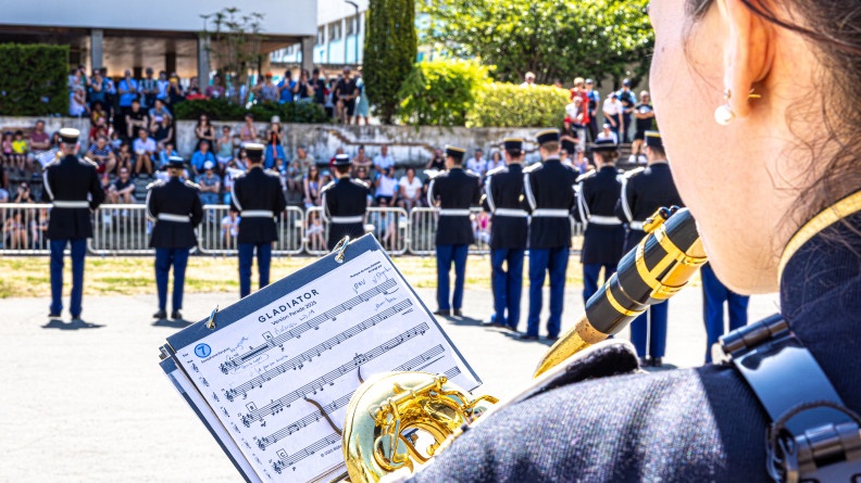 Musicien de la Garde républicaine de dos.