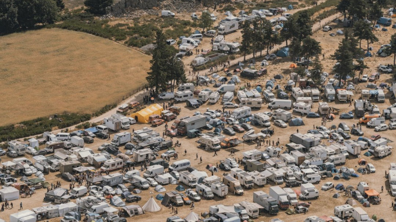 Photo a&eacute;rienne de nombreux v&eacute;hicules gar&eacute;s dans un champ
