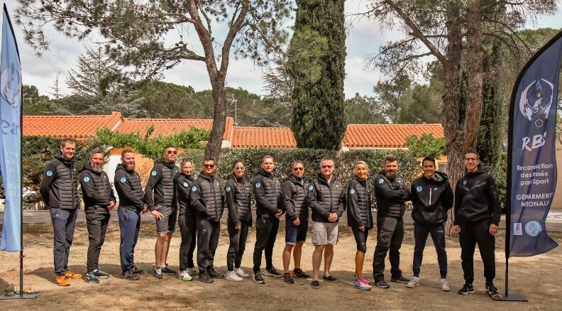 Agrandir l'image Les stagiaires et l'encadrement alignés dans la même tenue avec l'écusson de la recontruction des blessés par le sport.