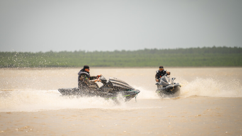 Gendarmes du PSIG circulant en jet-ski.