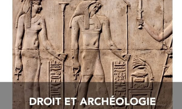 Couverture d'un livre dont le titre est "droit et archéologie", sur une photo de mur sculpté égyptien