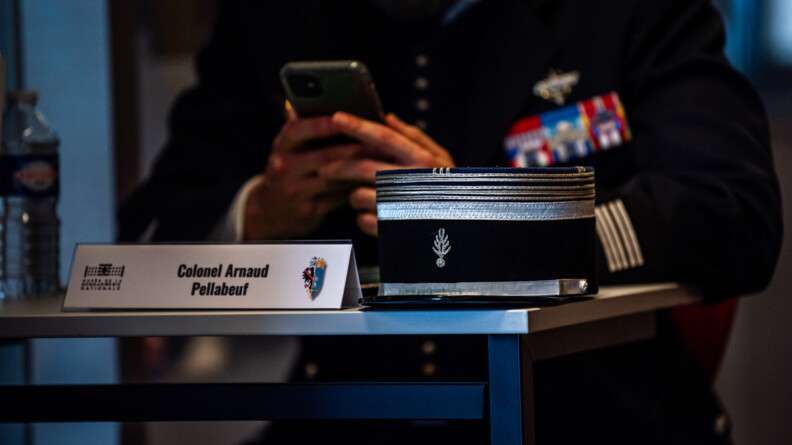 Nous voyons le k&eacute;pi ainsi que la table sur laquelle est pr&eacute;sent le Colonel Arnaud Pellabeuf