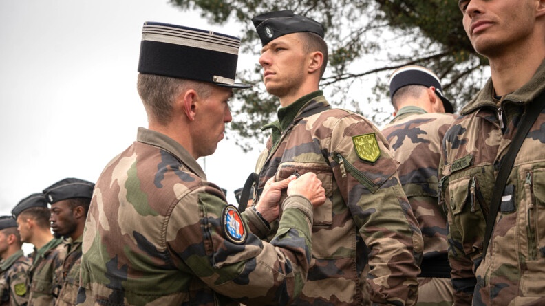 Remise du pins stage d'initiation commando à un élève officier du P3