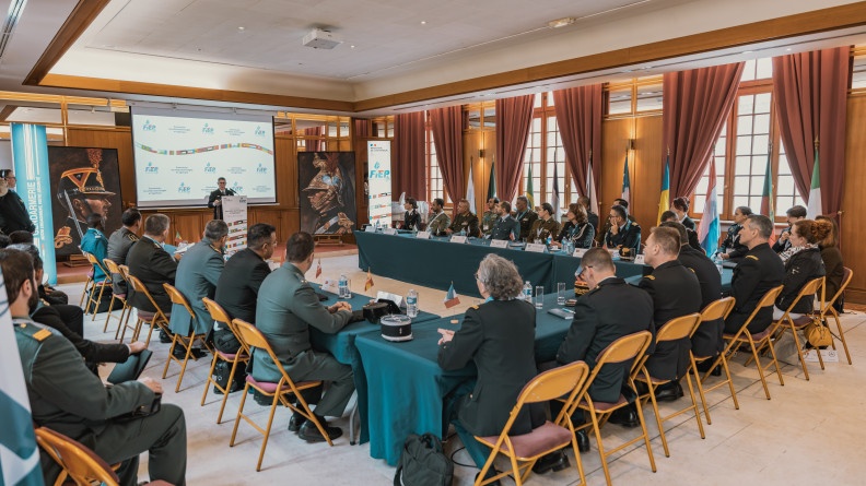 Major g&eacute;n&eacute;ral de la gendarmerie parle devant une assembl&eacute;e dans une salle en bois.