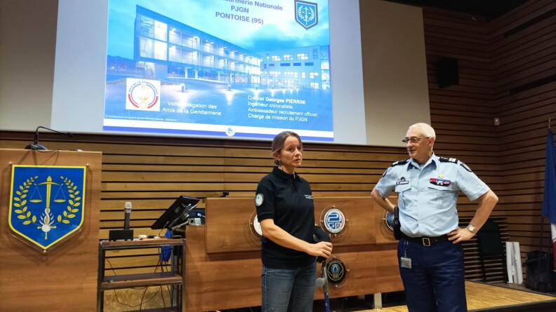La para-sportive Gaëlle Edon, Sportive de haut-niveau de la Défense - Gendarmerie (SHND-G), à gauche, au Pôle judiciaire de la gendarmerie nationale. A sa gauche, le colonel Georges Pierrini, ingénieur criminaliste, chargé de mission du PJGN.