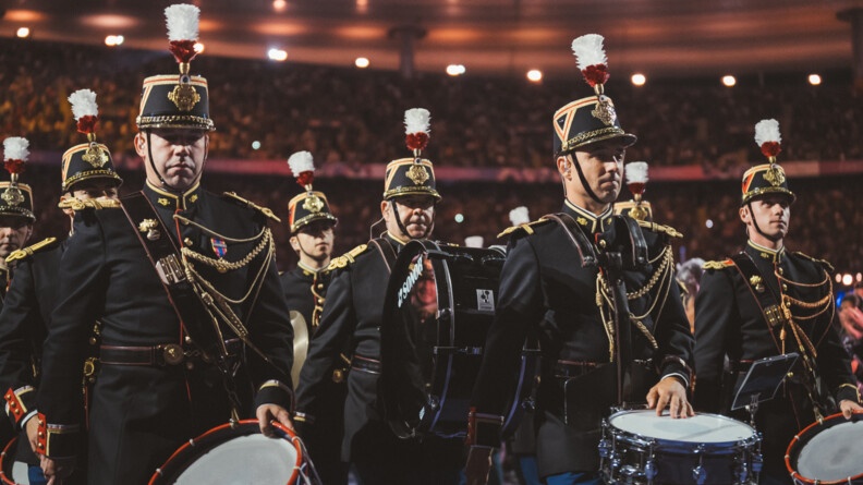 Des gardes républicains jouent de la musique sur la scène du stade de France