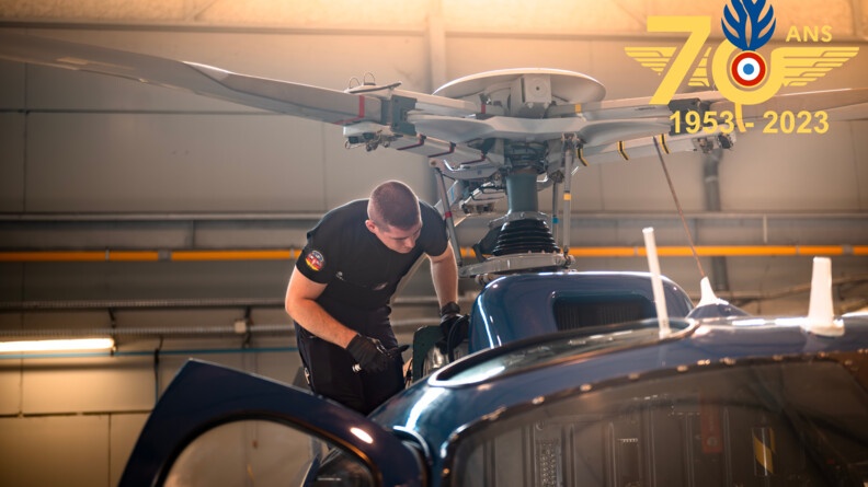 Agrandir l'image Photo montrant un militaire du CNaMAG intervenant sur la turbine d'un hélicoptère de la gendarmerie.