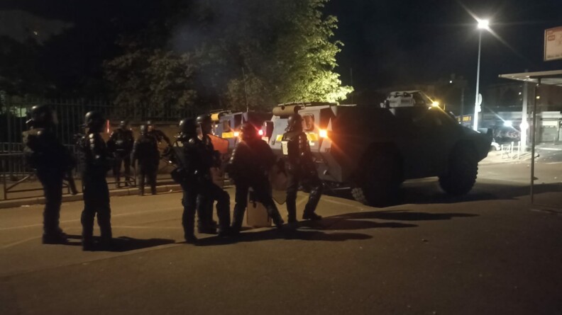 Des gendarmes mobiles postés à l'arrière des véhicules blindés.
