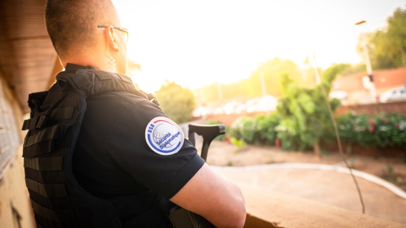 Agrandir l'image Un gendarme posté à l'étage de l'ambassade de Niamey.