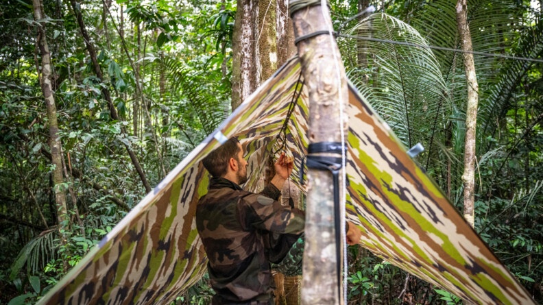 Militaire installant son bivouac.