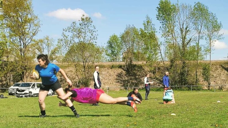 Agrandir l'image Phase de jeu d'un match de rugby féminin.