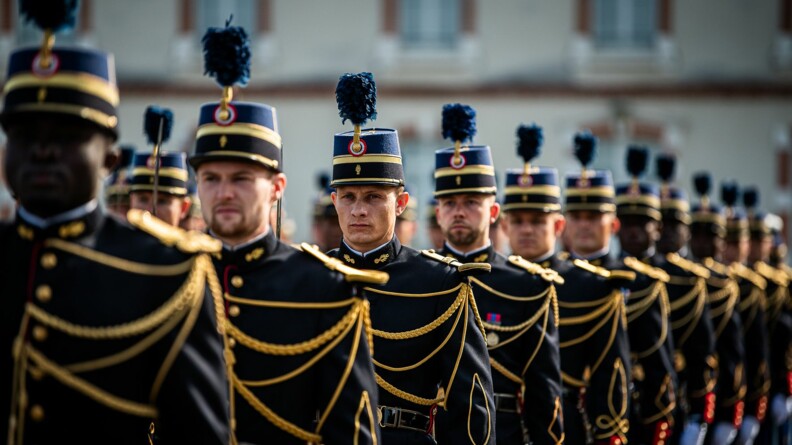 Agrandir l'image Les officiers élèves sortant de scolartié en rang sur la place d'armes.