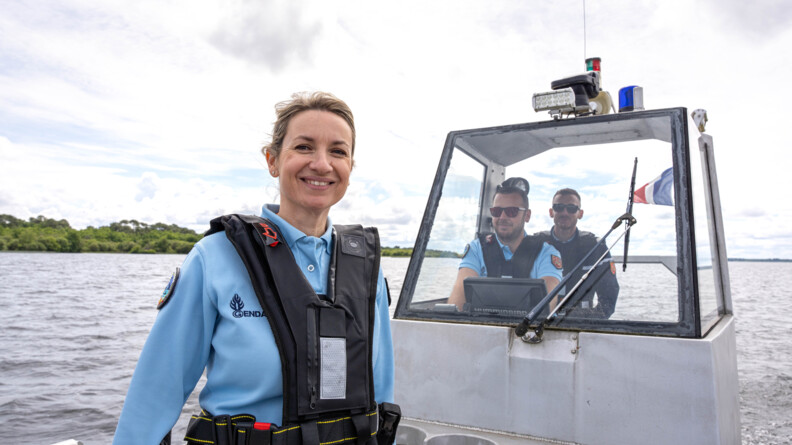La lieutenante Biron et son équipage sur la plate.