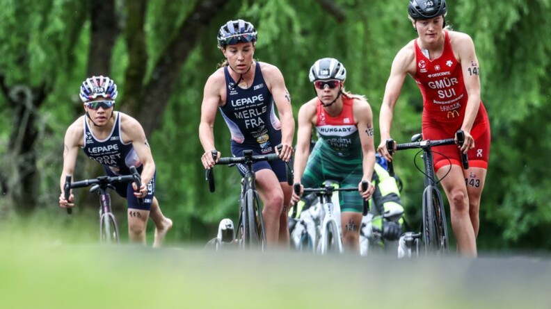 4 militaires courent &agrave; c&ocirc;t&eacute; de leur v&eacute;lo.